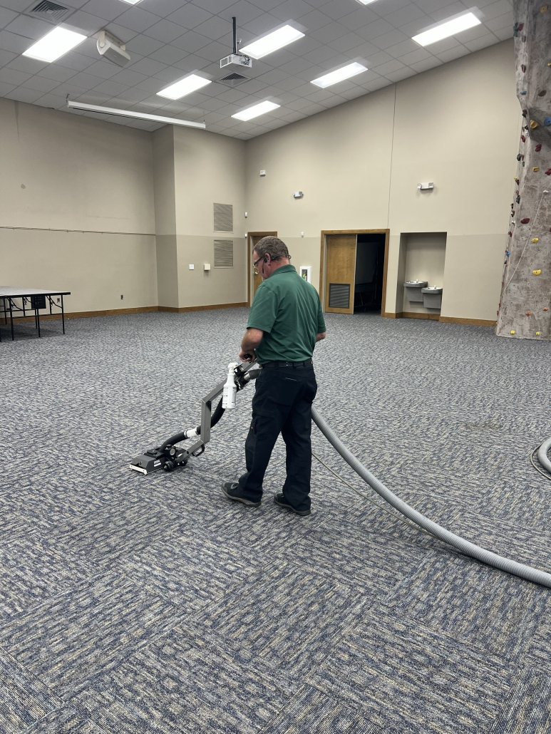 Wet cleaning carpet with the Zipper wand