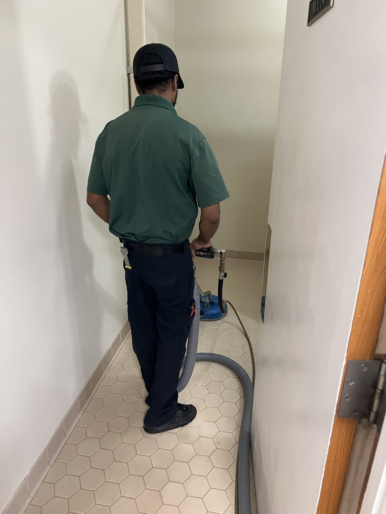 Cleaning ceramic tile with a Hydroforce